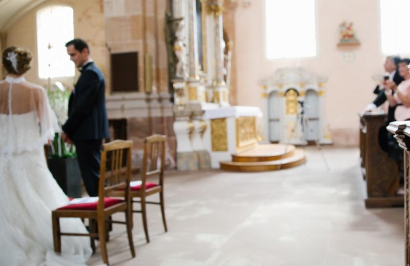 Musique classique pour mariage, scène d'entrée des mariés dans une église française ornée